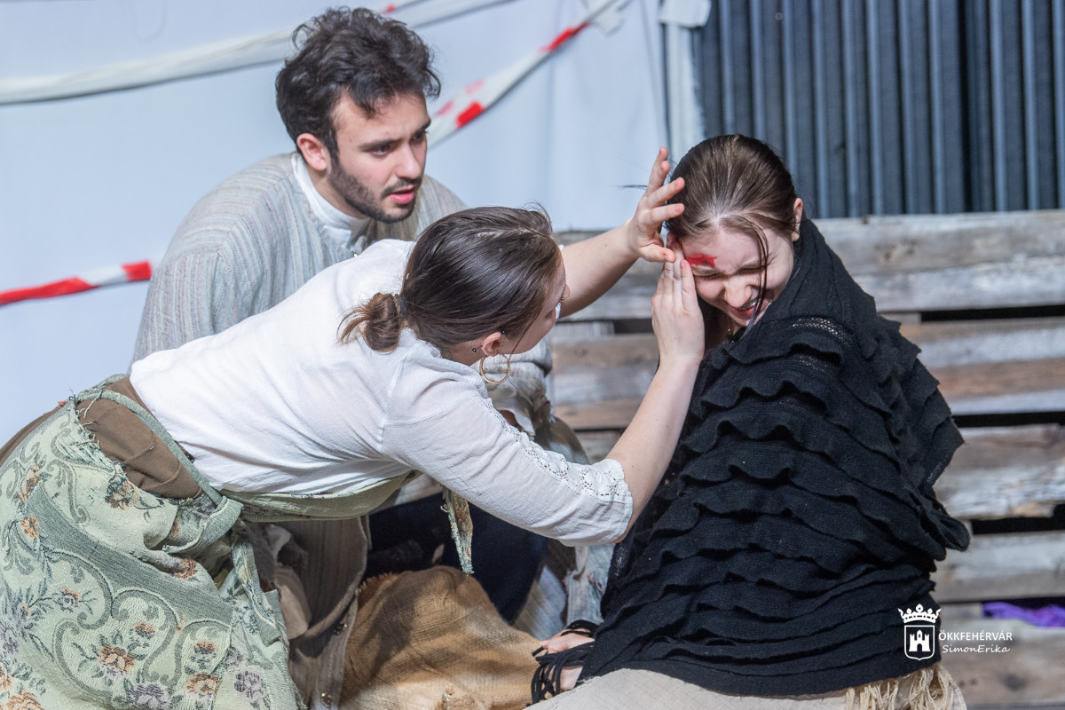 A Kurázsi anyu bemutatójára készül a Fejér Holló Diákszínpad