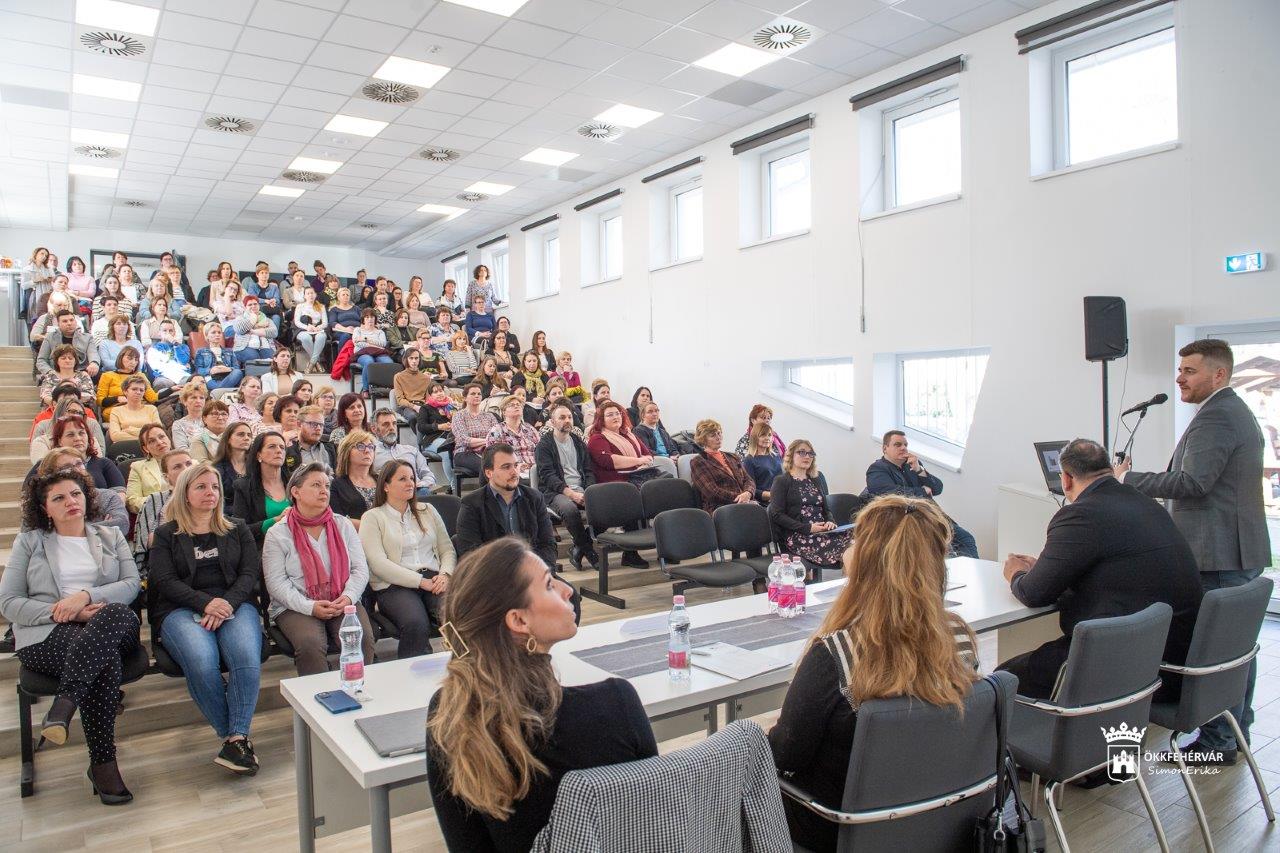 Gyermekvédelmi szakmai tanácskozás az Alba Bástyánál