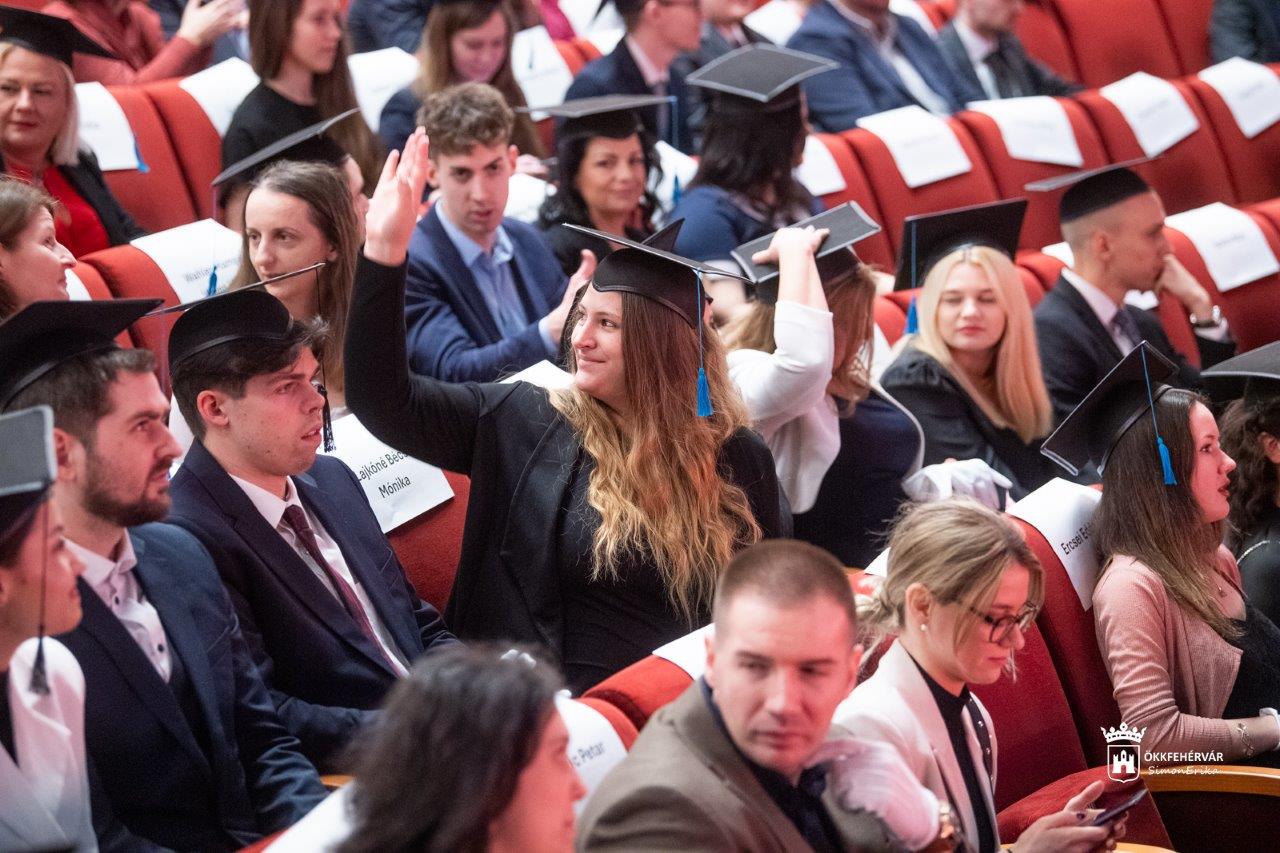 A Kodolányi János Egyetem diplomaosztója a Vörösmarty Színházban