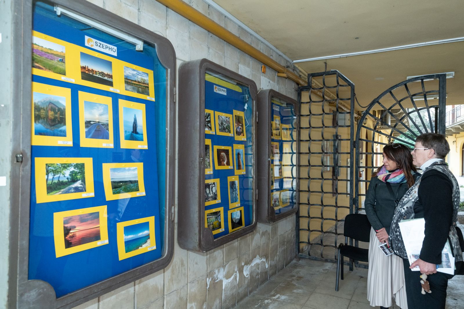 Hobbifotósok műveiből nyílt vitrinkiállítás a Fő utcán