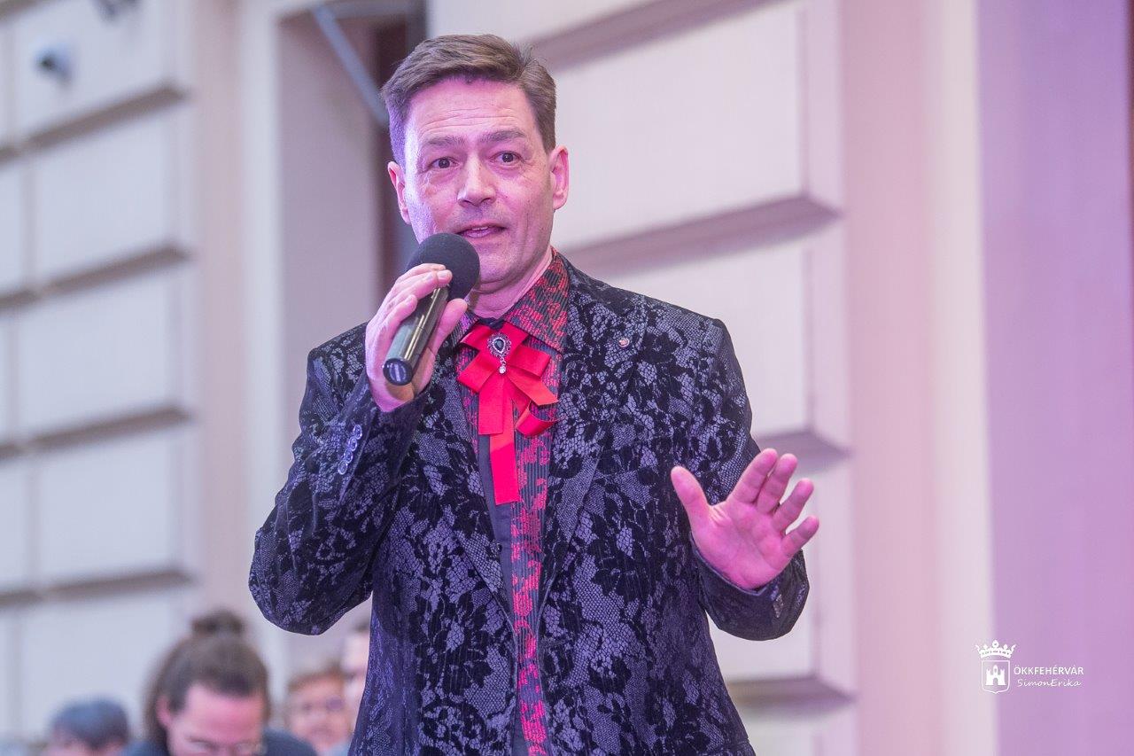 Keller János nőnapi koncertje a Vörösmarty Színház előtt