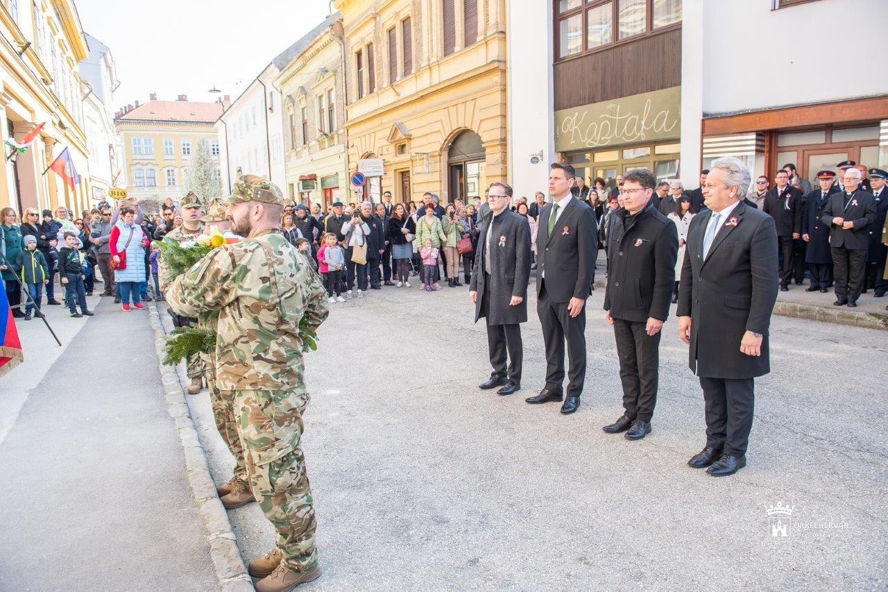 Koszorúzás a Fekete Sas Szállónál Március 15-én