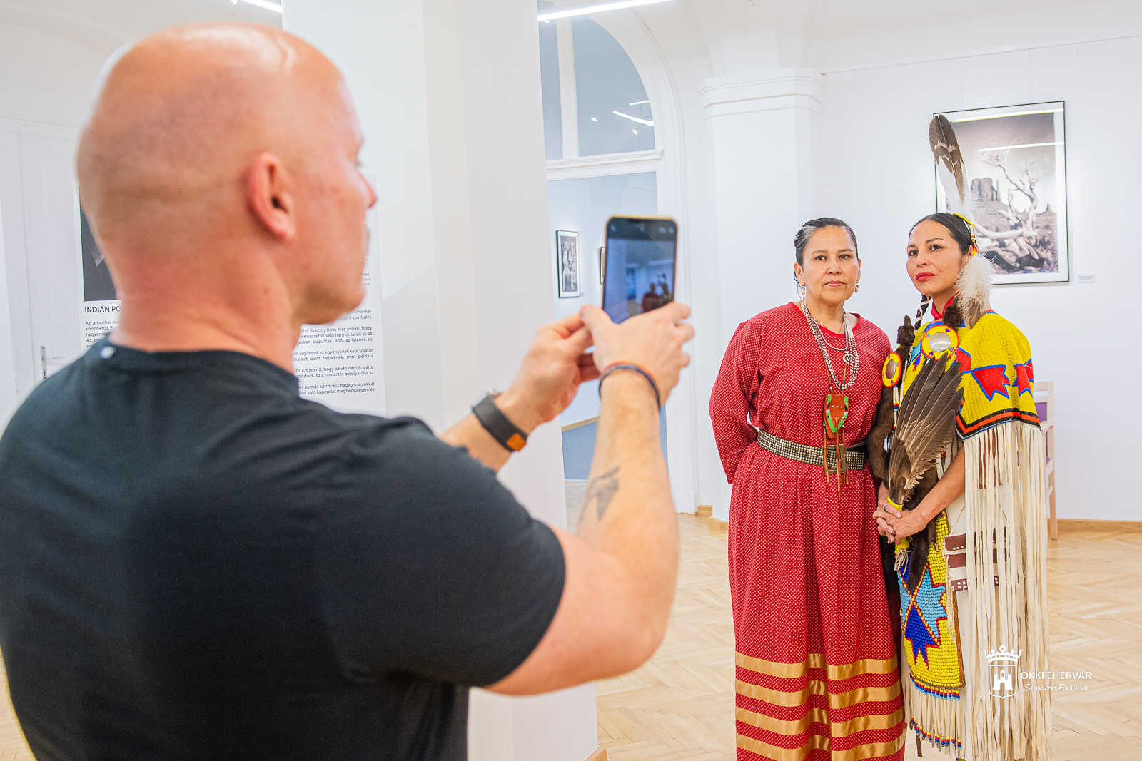 Indián portrék Cara BigPlume-mal