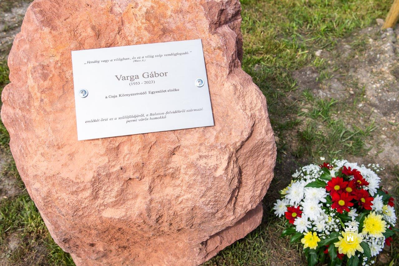 Emlékkövet avattak Varga Gábor tiszteletére az alsóvárosi pihenőparkban
