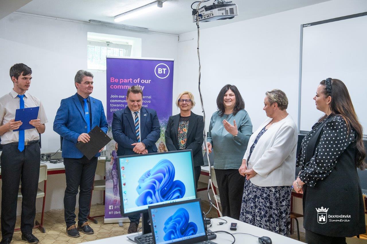 Új informatika termet adtak át a Jáky Technikumban