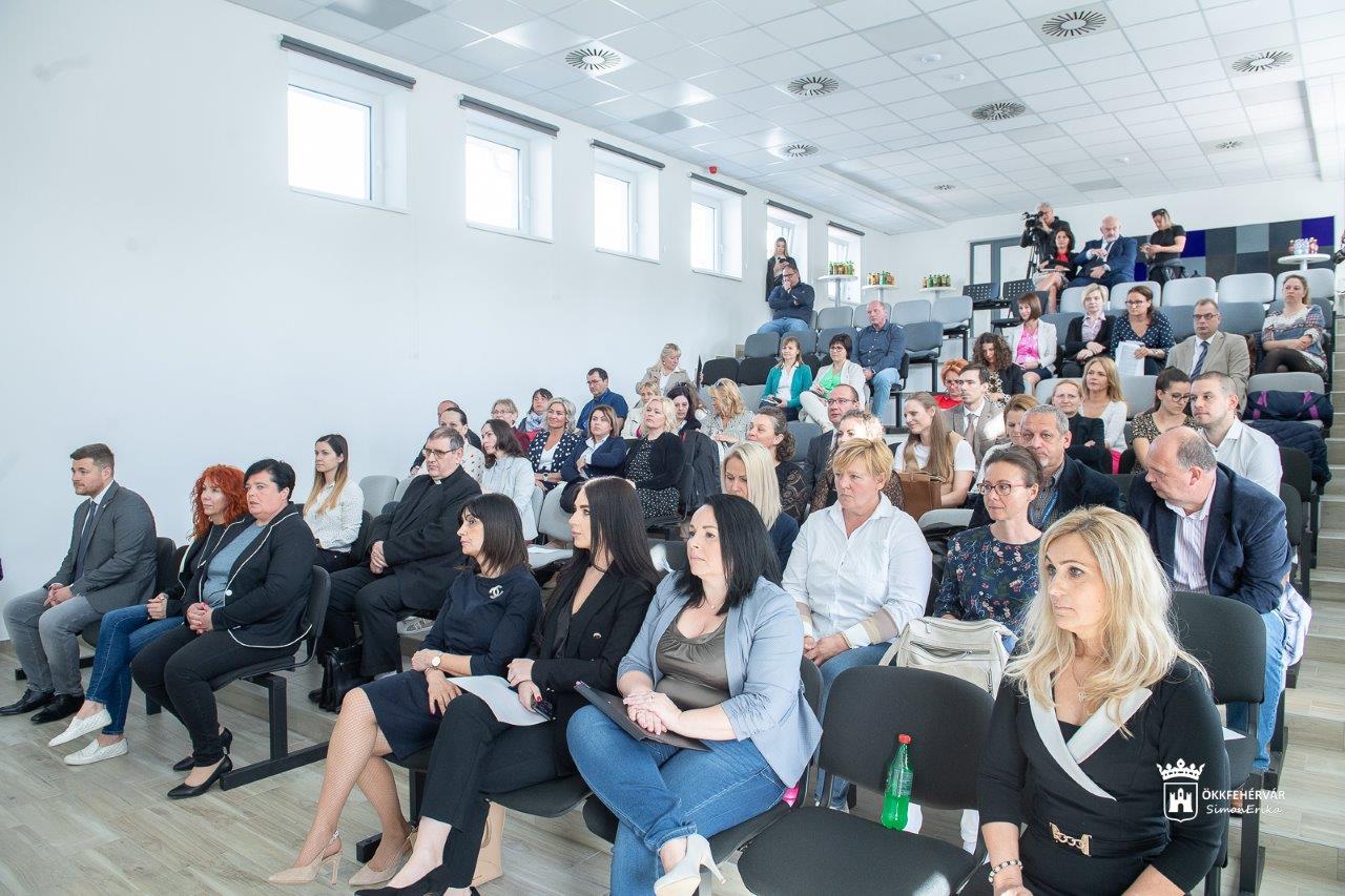 Gyermekvédelmi konferencia az Alba Bástya Központban