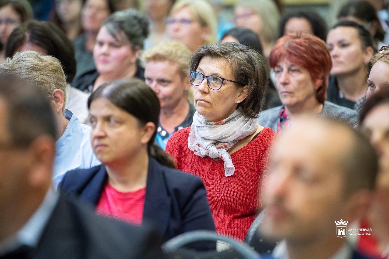 Az Alfa generációról volt szó a József Attila Kollégiumban