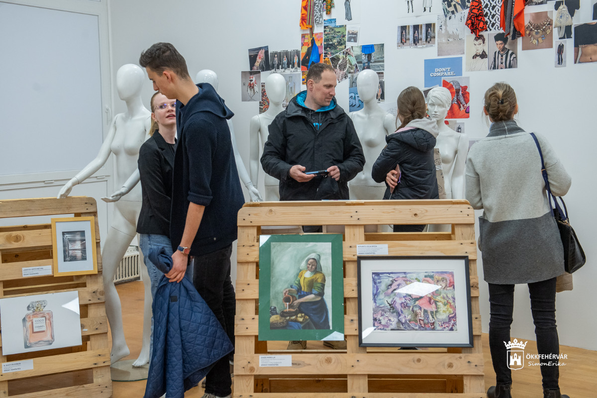 Kiállítással kezdődtek a Fehérvári Diáknapok