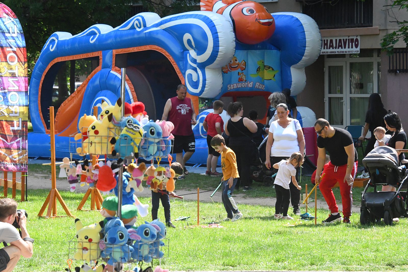 Képeken a Salétrom utcai forgatag