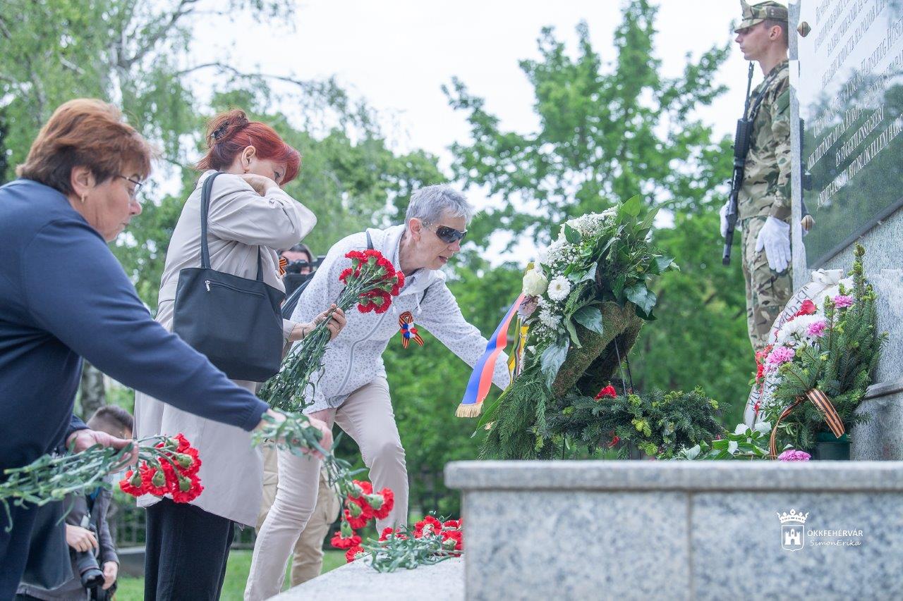 A második világháború áldozataira emlékeztek a fehérvári katonatemetőkben