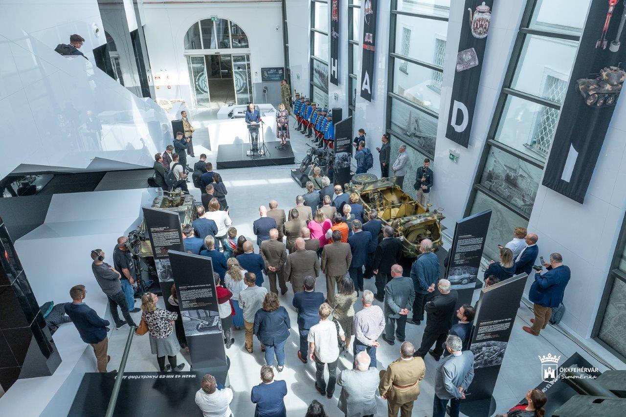 Megnyílt a Hadimustra kiállítás a Szent István Király Múzeumban