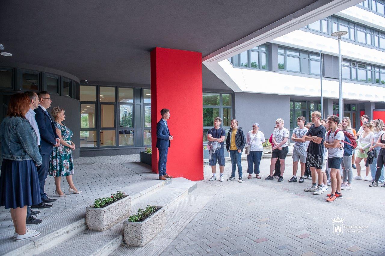 A végzősök láthatták először a Tóparti felújított épületét