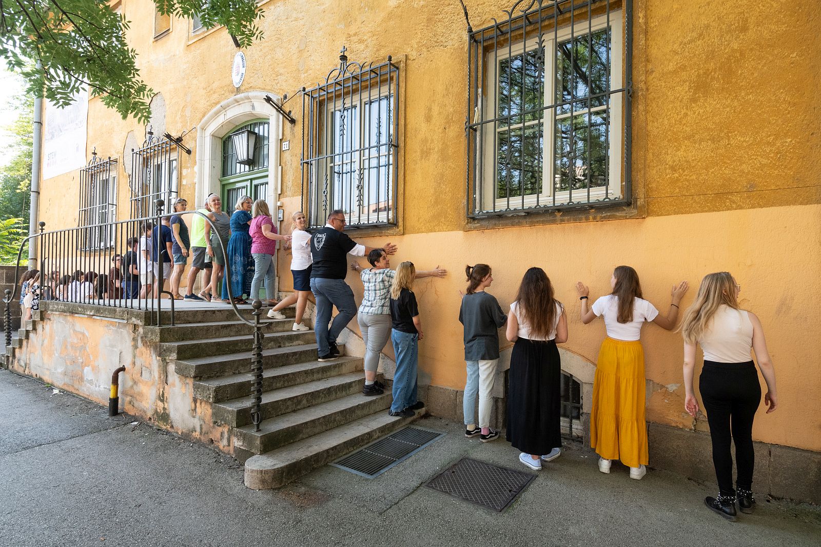 Átmeneti búcsú - átölték a Vasvári Gimnázium épületét a diákok