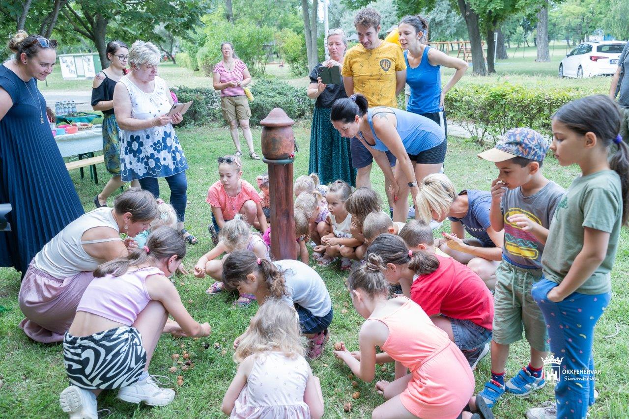 Megnyílt az IllaBerek élményösvény a Gárdonyi Művház előtt