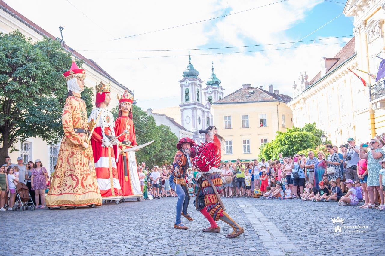 IV. Béla, IV. (Kun) László és III. András indult útnak a Belvárosban