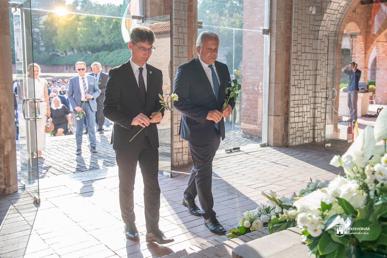 Tiszteletadás Szent István szarkofágjánál augusztus 20-án