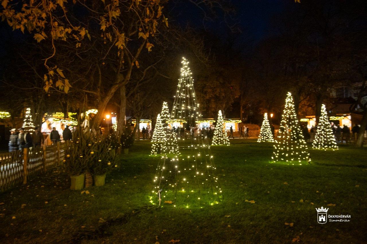 Adventi udvar a Püspöki Palota kertjében Székesfehérváron