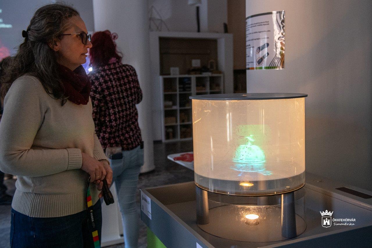 Gábor Dénes 125 - emlékkiállítás nyílt a Kossuth utcában