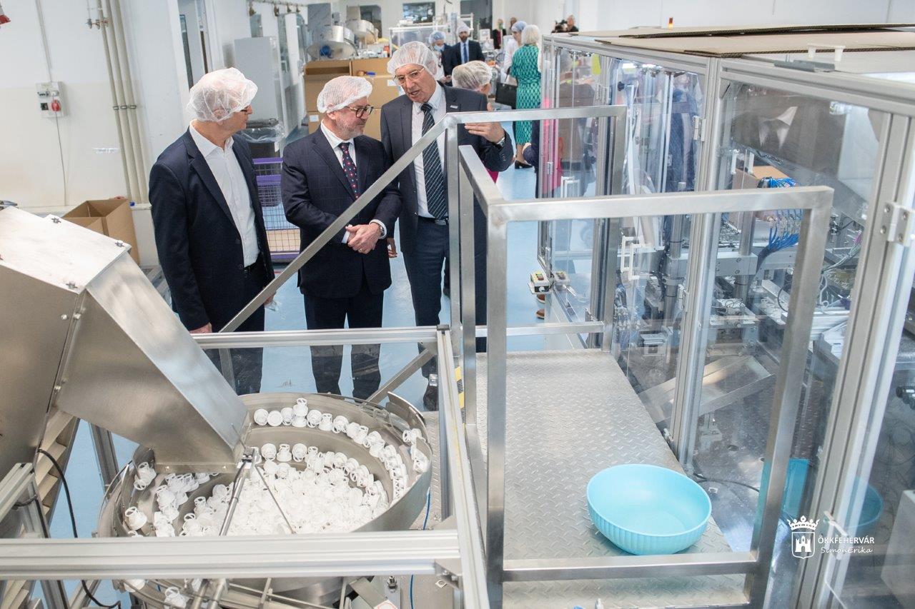 Miniszteri látogatás az Orvos- és Labortechnikai Gyártóüzemben
