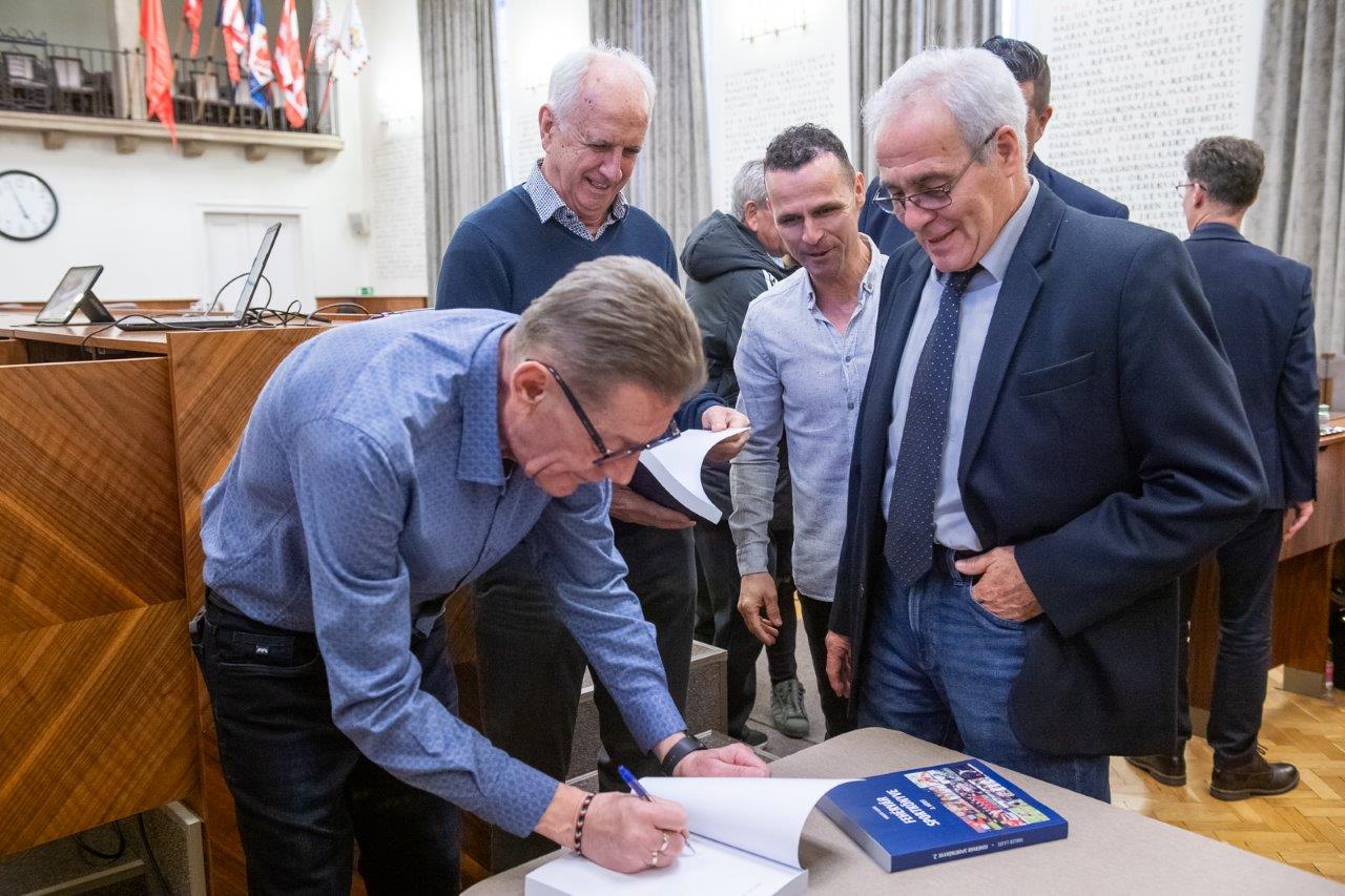 Fehérvár Sportkönyve 2 - a Városházán mutatták be Vakler Lajos új könyvét