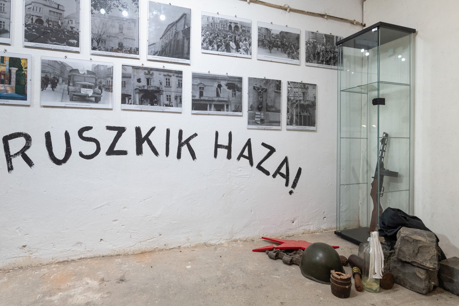 A Vasvári Pál Általános Iskola pincegalériájában emlékeztek a kommunizmus áldozataira