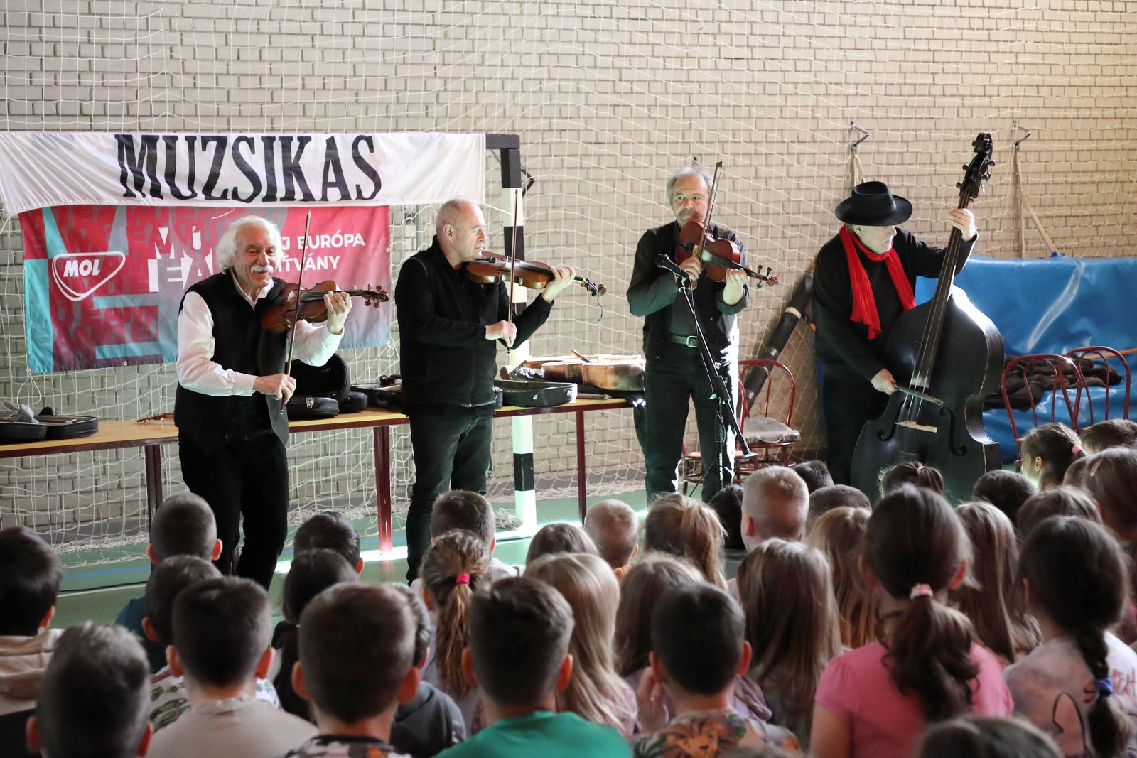 A Muzsikás együttes zenélt a Vörösmartyban és a Vasváriban