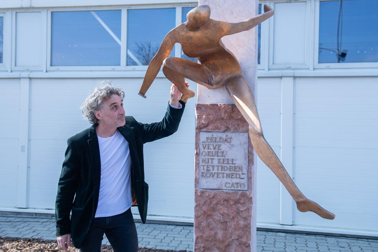 Felavatták az ARAK 100 évét szimbolizáló térplasztikát