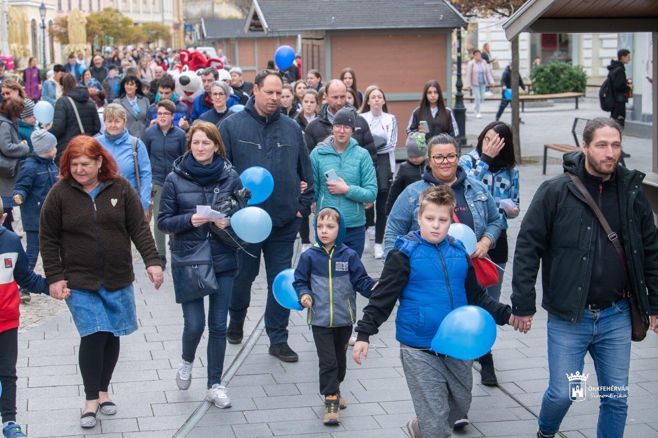 Ragyogj kékben! - közös séta Fehérvár Belvárosában az autizmus világnapján