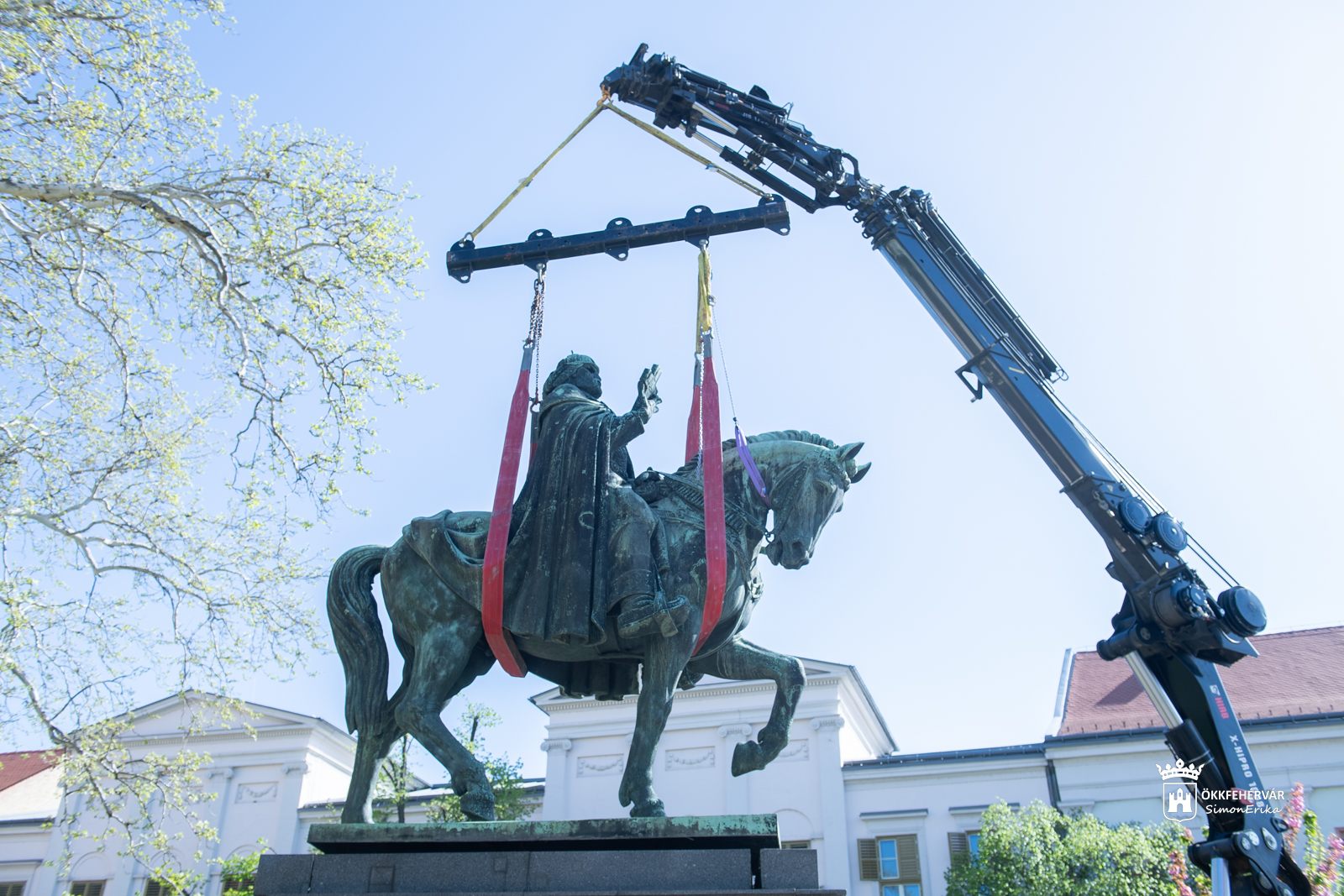 Nézze végig, hogy szállították el Fehérvárról Szent István lovasszobrát!