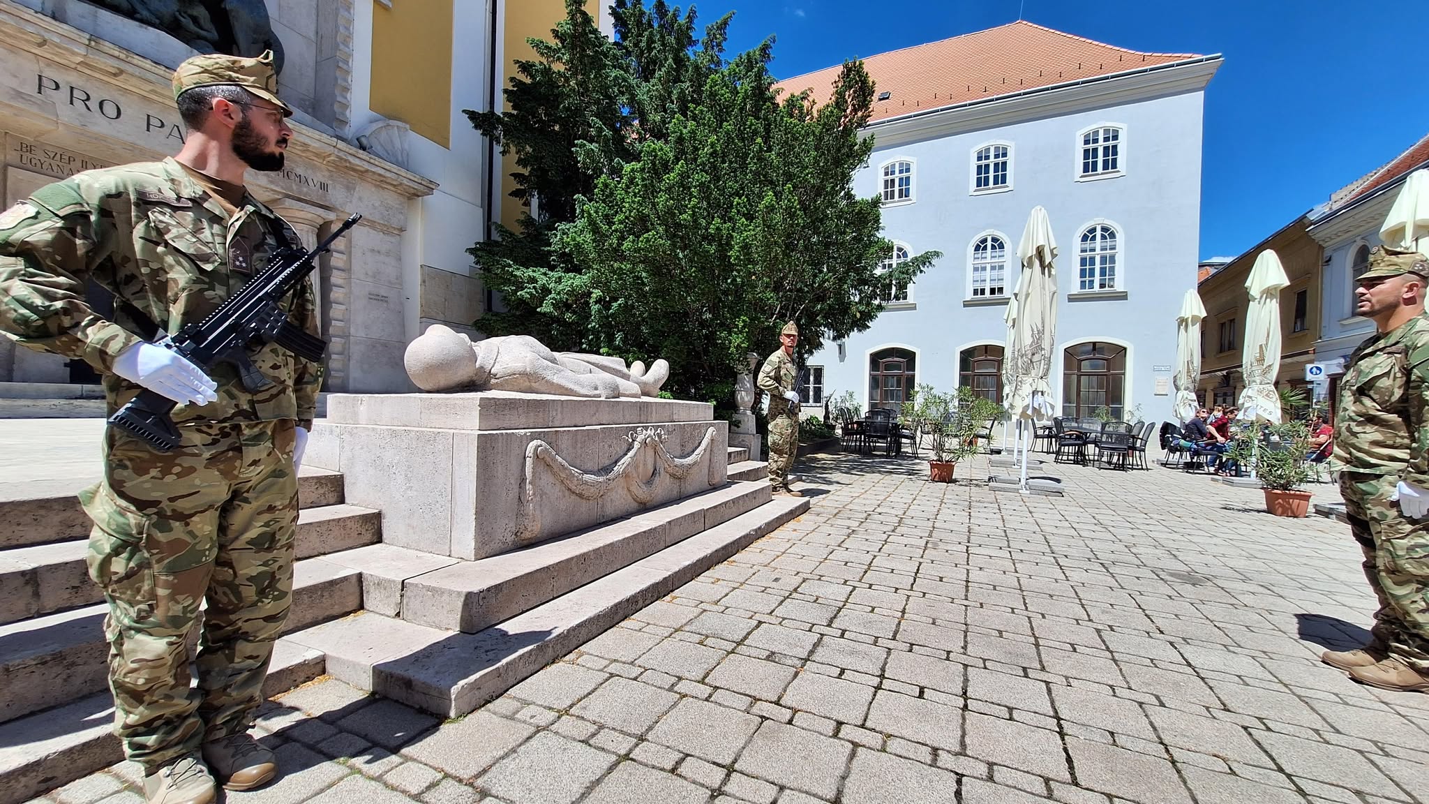 A háborúkban elesett katonák emléke előtt tisztelegtek a Hősök terén