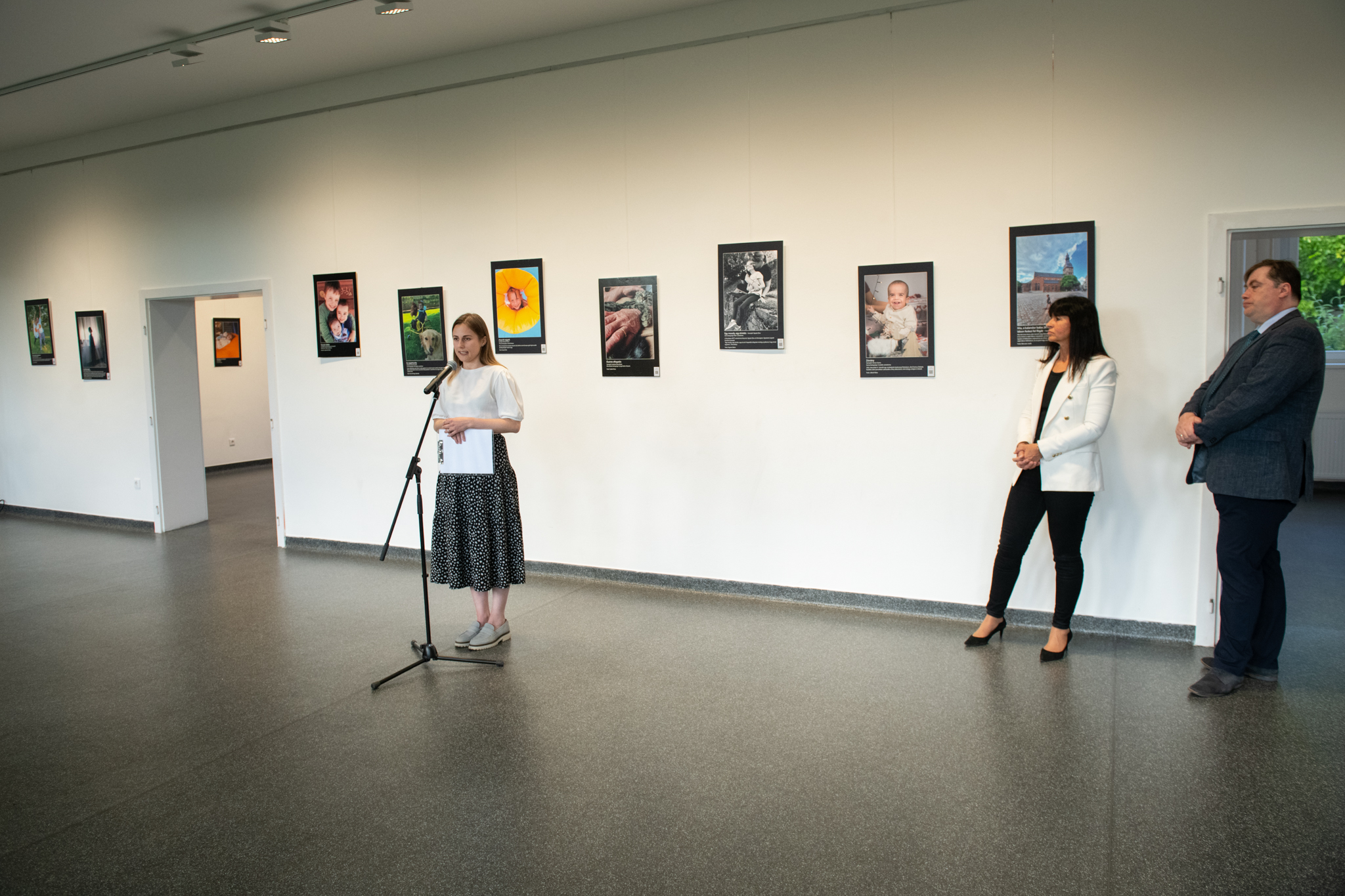 Fénnyel teli, boldog pillanatok - képeken a kiállítás megnyitója
