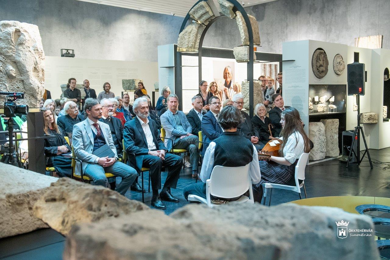 Megnyílt a VIA LUCIS – BELSŐ FÉNY című kiállítás