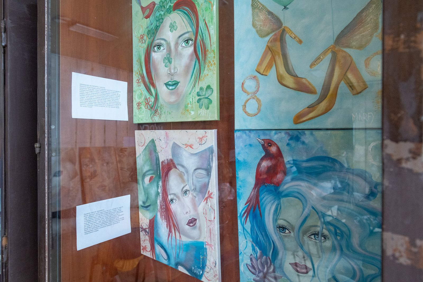 Márfy Gabriella alkotásai láthatók a Fő utcai kirakatgalériában