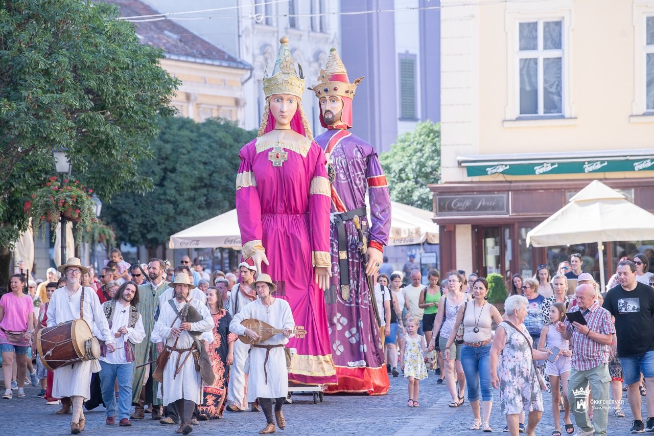 Képeken az idei első Királyi séta az óriásbábokkal Fehérvár belvárosában