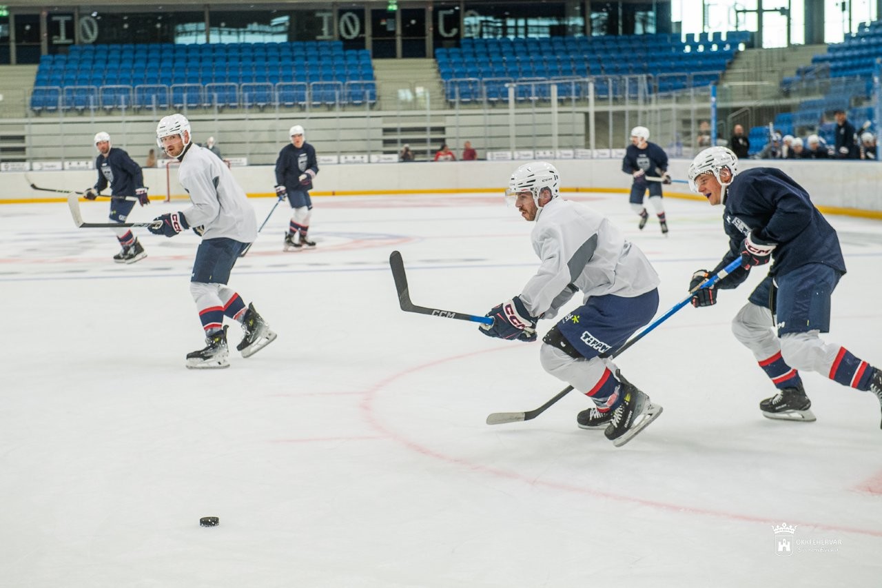 Szezonnyitó jégkorongedzés a Fehérvár AV19-nél