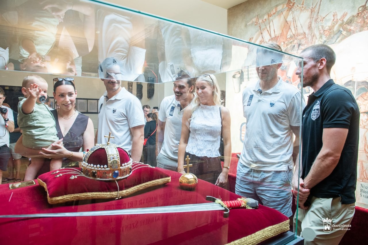 A Hydro Fehérvár AV19 légiósait köszöntötték a Városházán