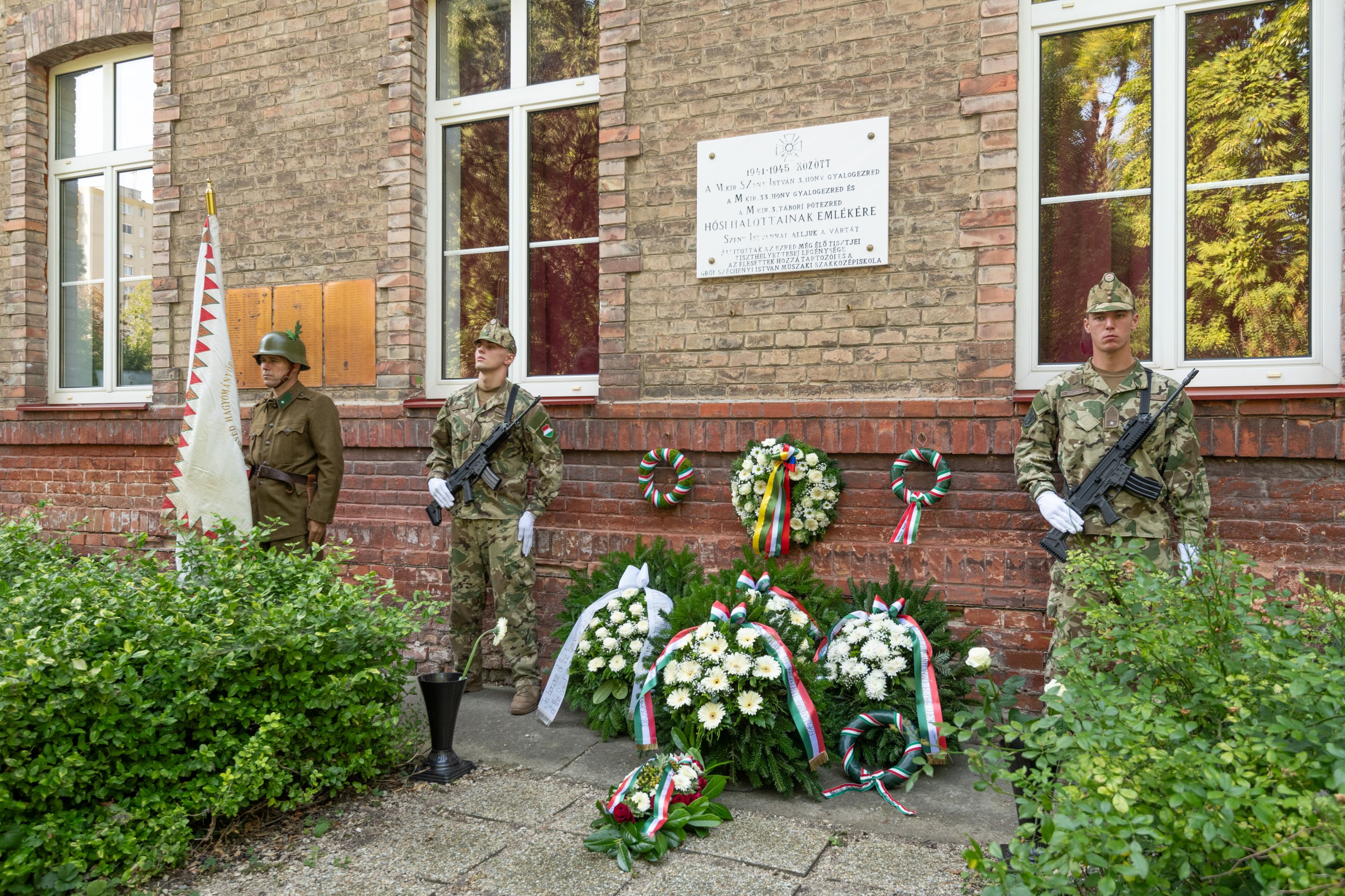 Tiszteletadás Nagyboldogasszony napján a Szent István Honvéd Gyalogezred katonáinak