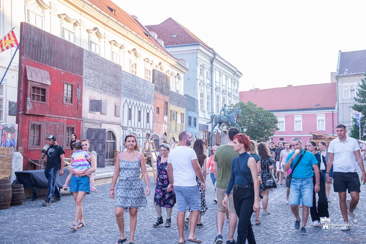 Belvárosi forgatag a Koronázási Ünnepi Játékokon Fehérváron