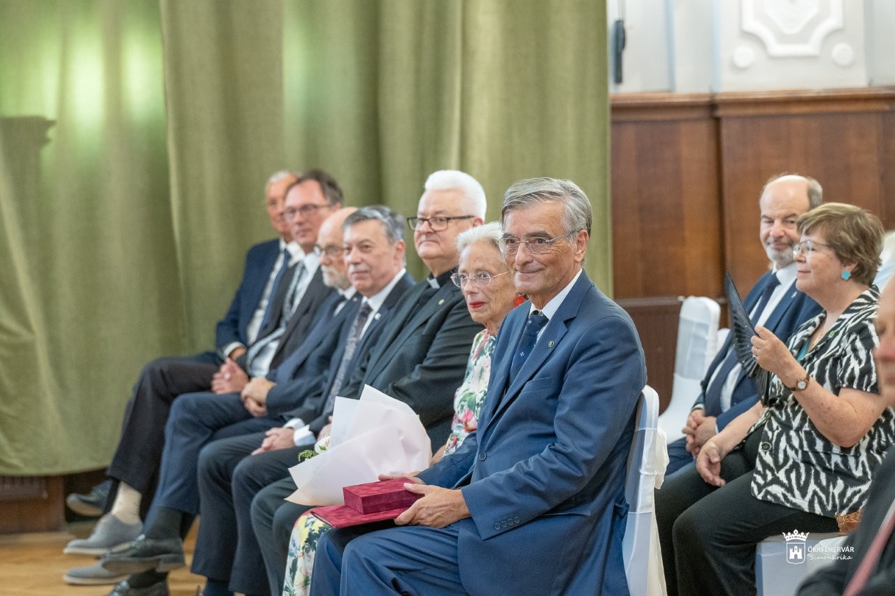 Károlyi György és Angelica vehette át a 2025-ös Szent István Emlékérmet és Díjat