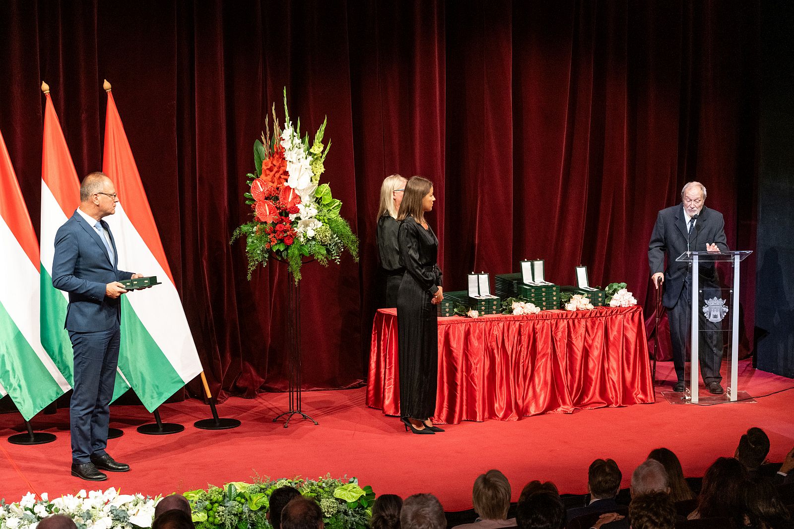 Állami kitüntetések átadása a Vörösmarty Színházban a nemzeti ünnepen