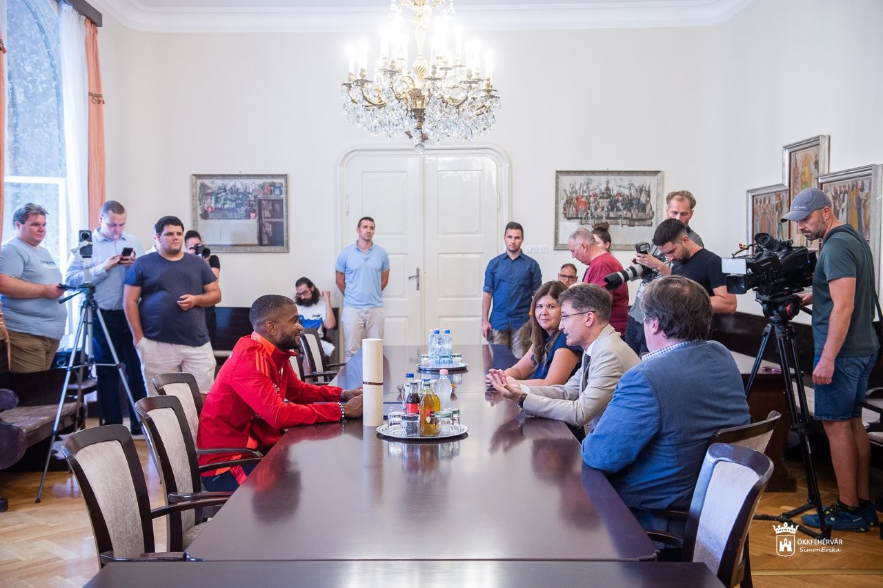 Székesfehérvár tiszteletbeli polgára lett Loic Nego