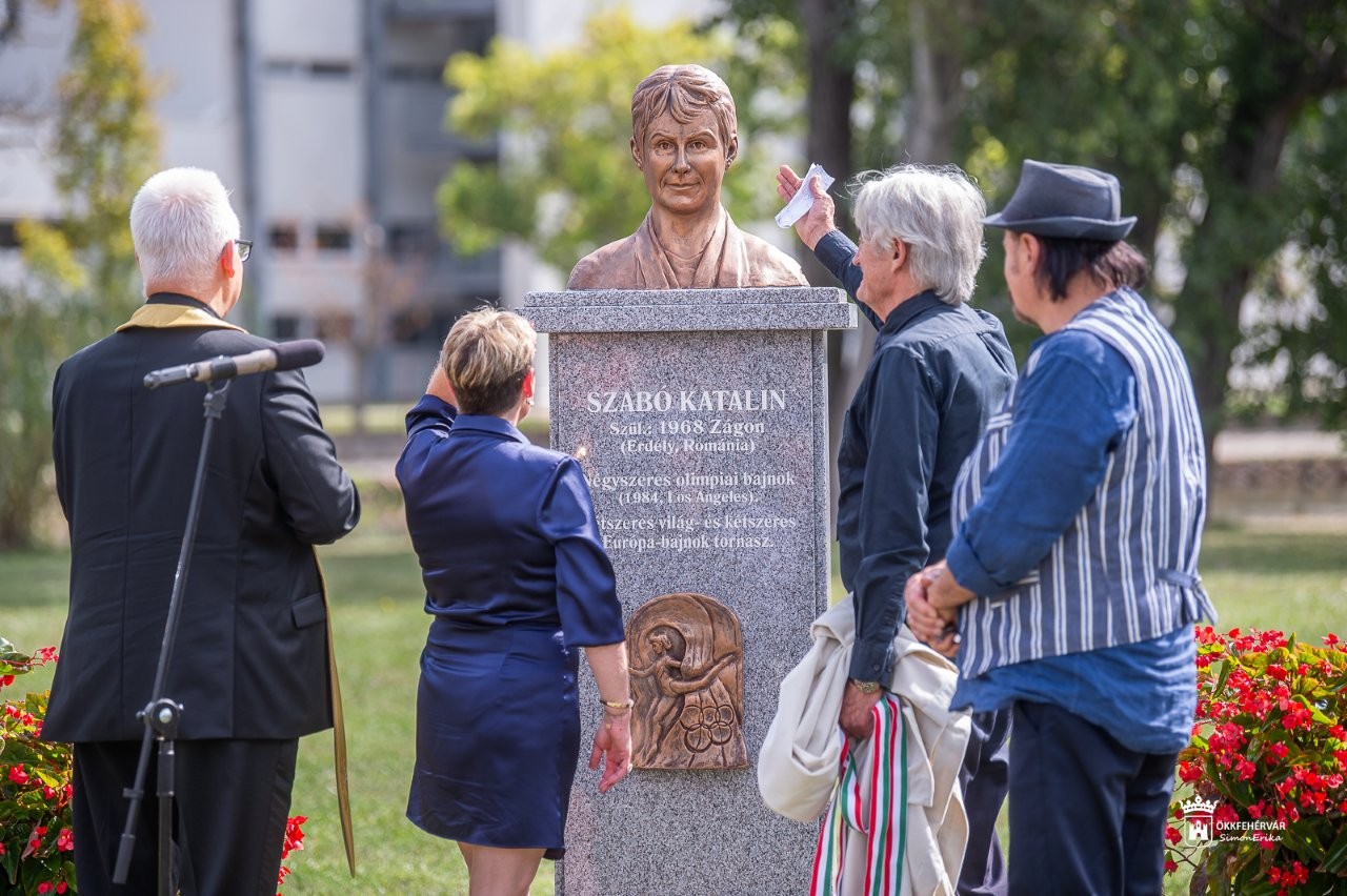 Szobrot avattak Szabó Katalin olimpiai bajnok tiszteletére