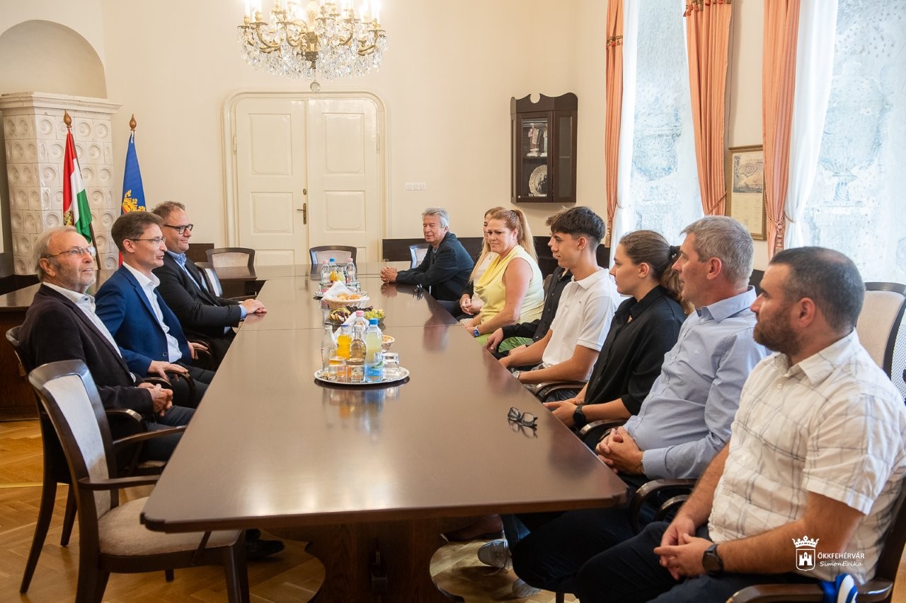 Sikeres fehérvári öttusázók fogadása a Városházán