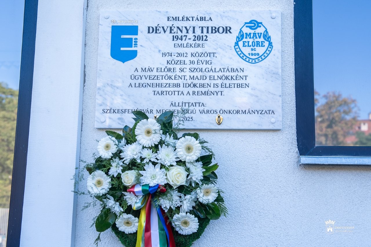Dévényi Tibor emléktáblát avattak Székesfehérváron