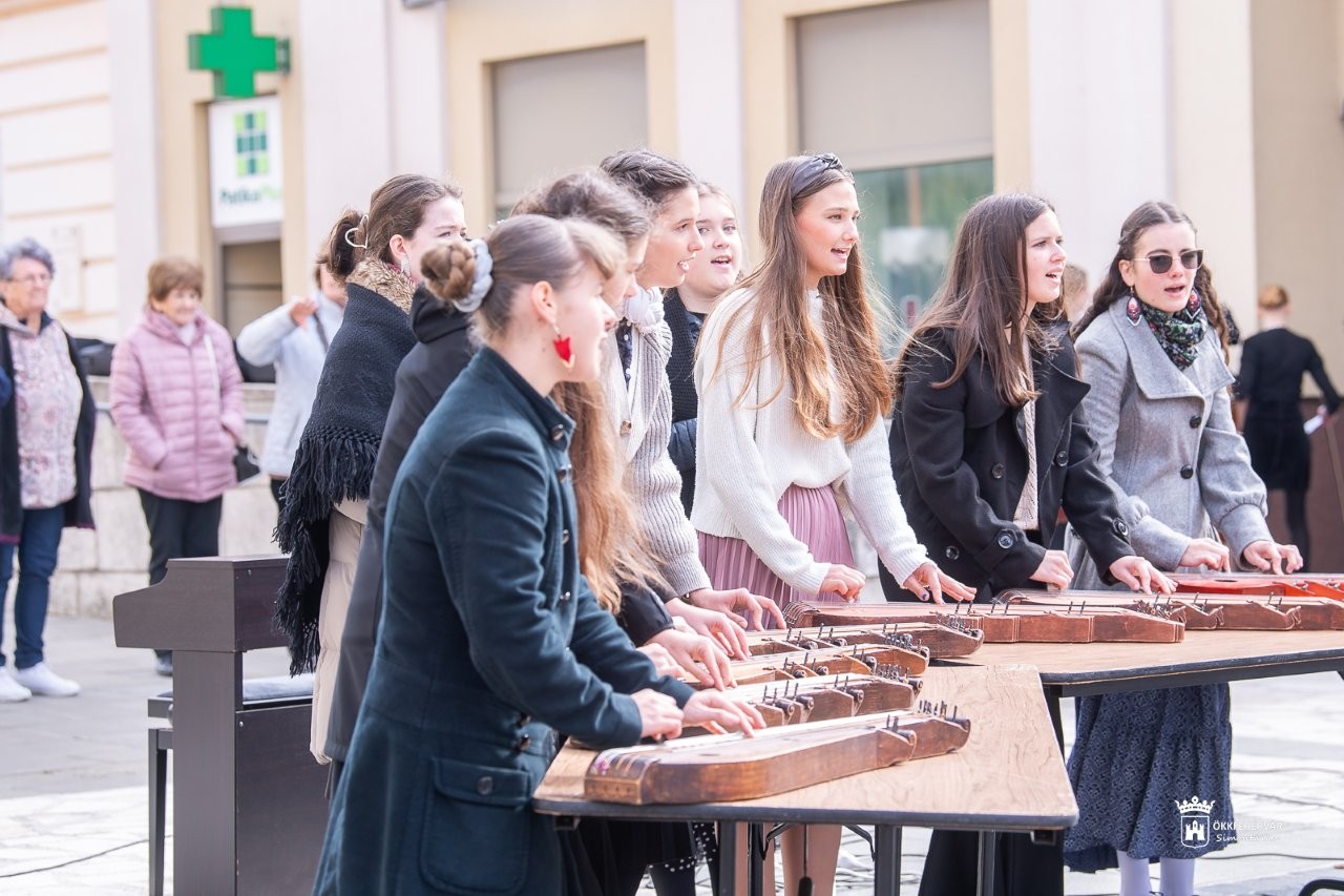 Térzenével köszöntötték Fehérvár belvárosában a zene világnapját