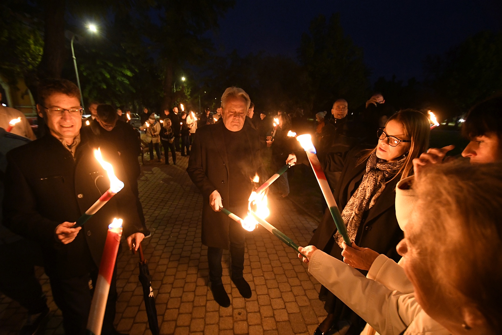 Fáklyás megemlékezés október hatodika előestélyén a Belvárosban