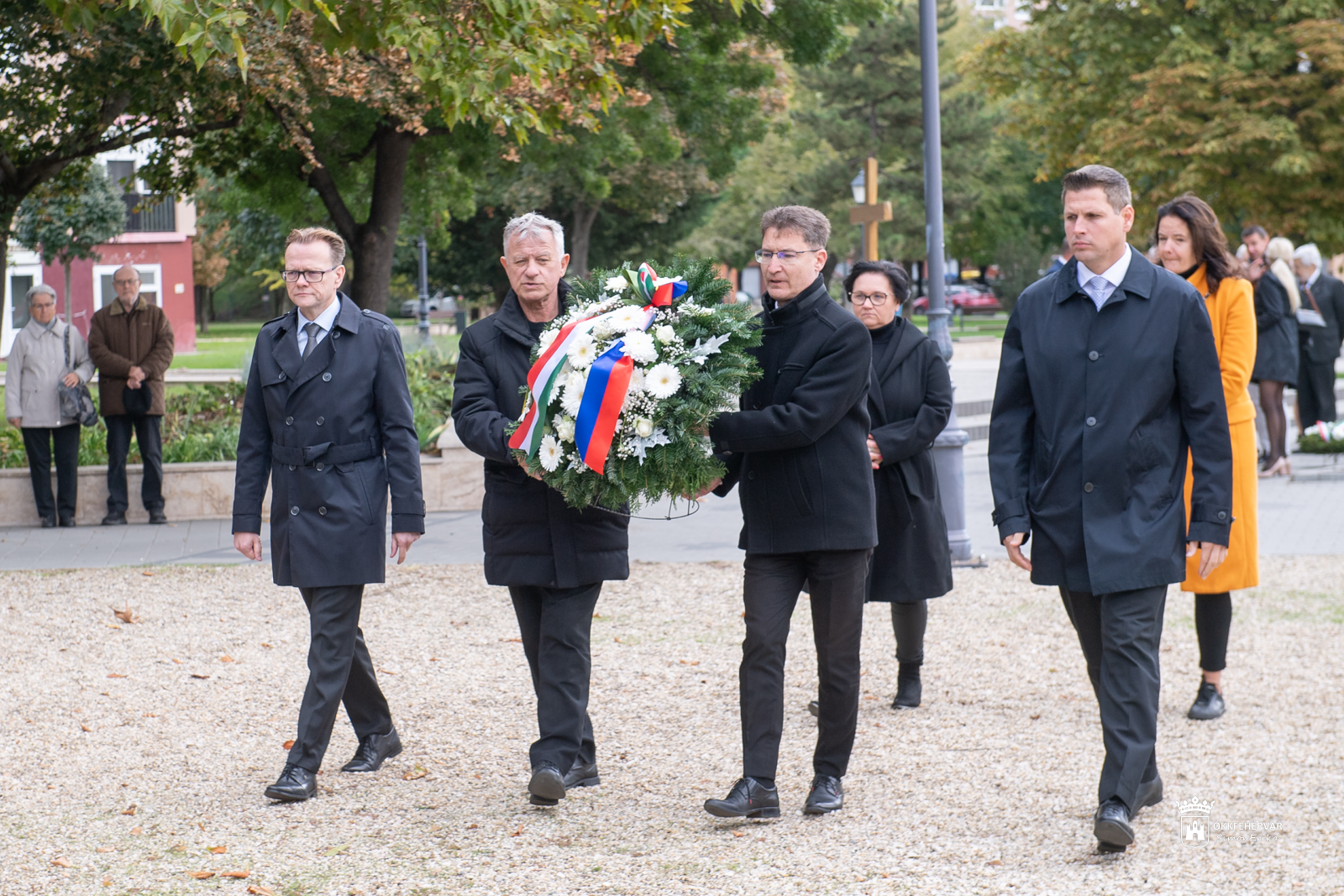 Néma koszorúzások a nemzeti gyásznapon Székesfehérváron 2025.