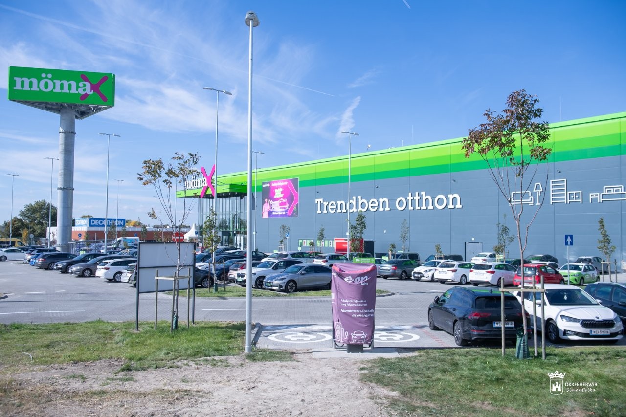 Így nyitott meg a Momax fehérvári áruháza