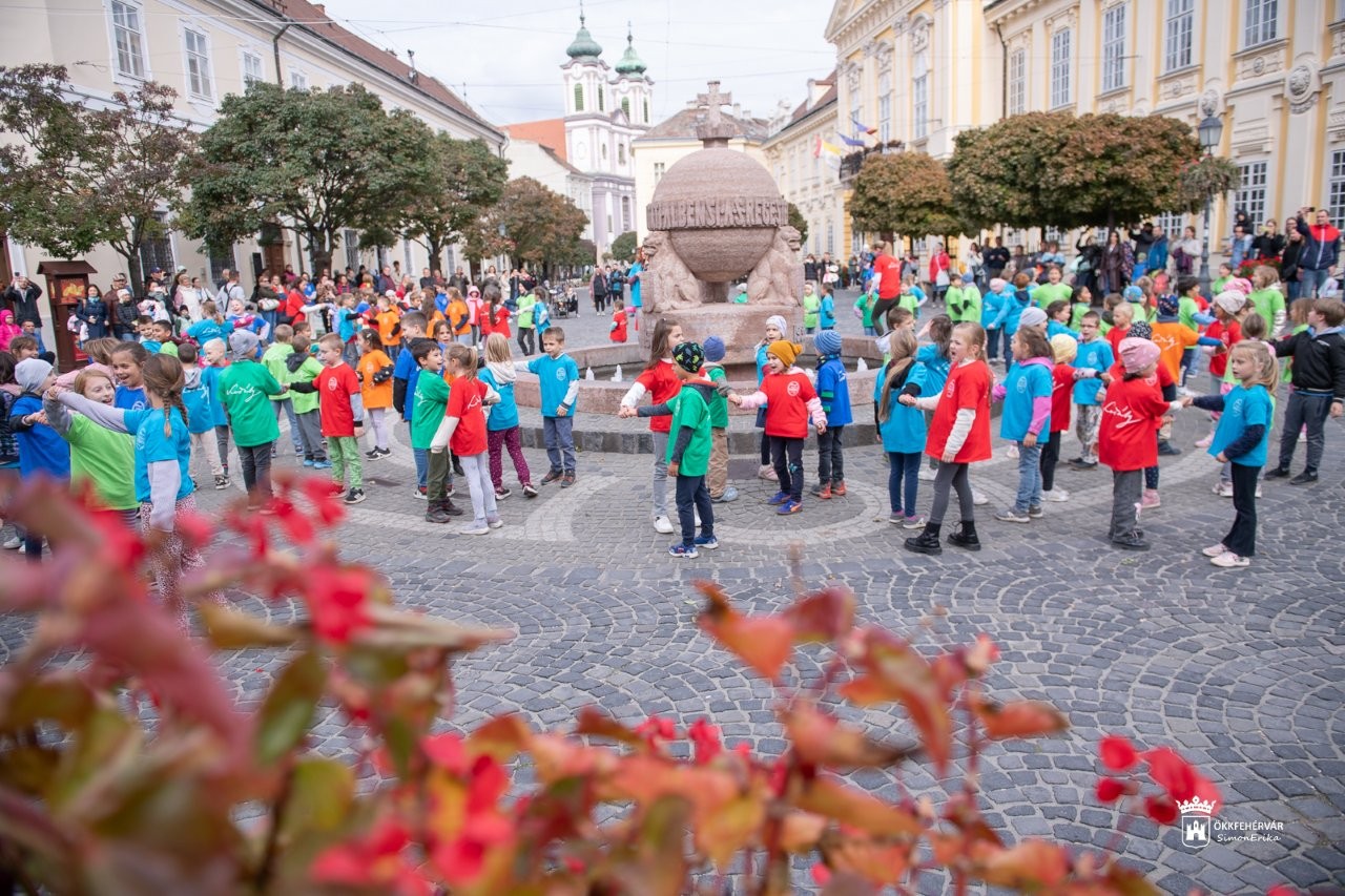 Kodályosok villámcsődülete a Városház téren