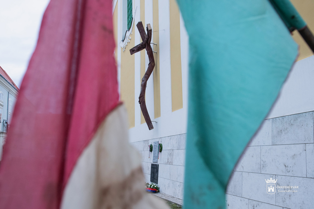 Néma koszorúzás a Szent István Bazilika 56-os emlékkeresztjénél